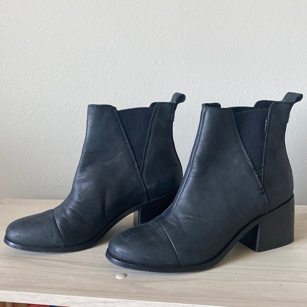 Women’s TOMs block-heel boots, size 8